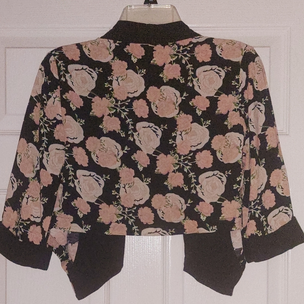 I love H-81 Beautiful Floral Blazer black & light pink peachy color Size S/P - Picture 3 of 5